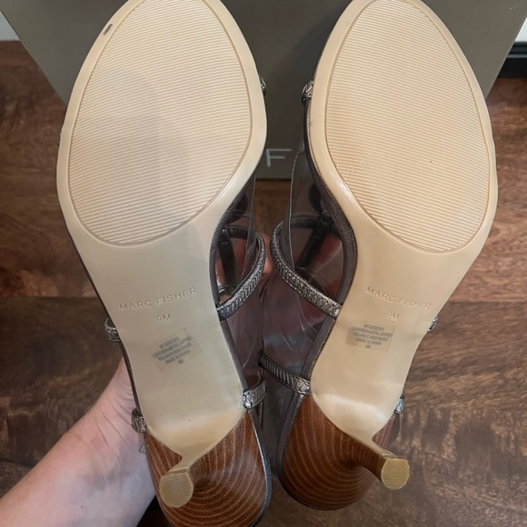 Marc Fisher Pewter elastic dress sandal with metal ornament. Size 9M. NEW! - Picture 4 of 6